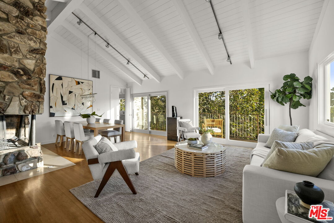 2745 La Cuesta Dr