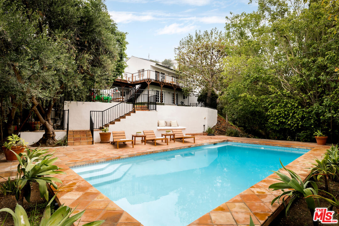 2745 La Cuesta Dr