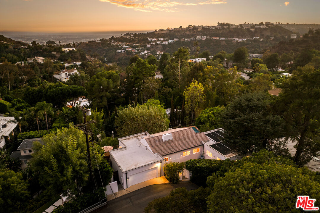 2745 La Cuesta Dr