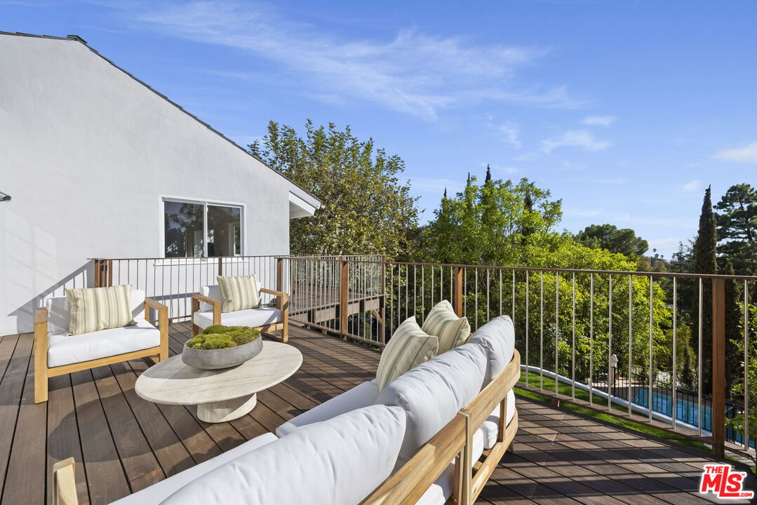 2745 La Cuesta Dr