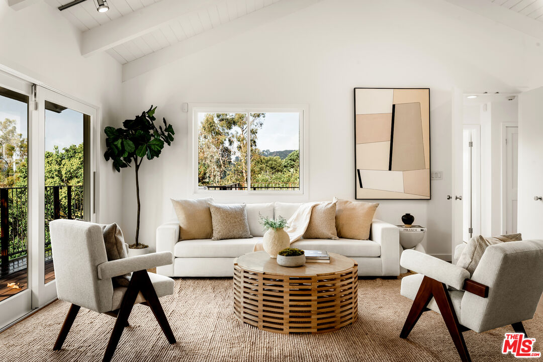 2745 La Cuesta Dr