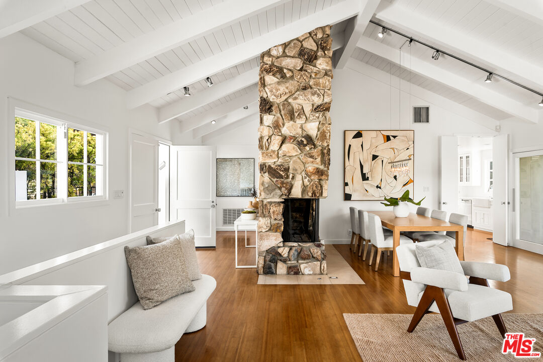 2745 La Cuesta Dr