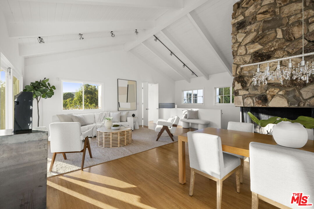 2745 La Cuesta Dr