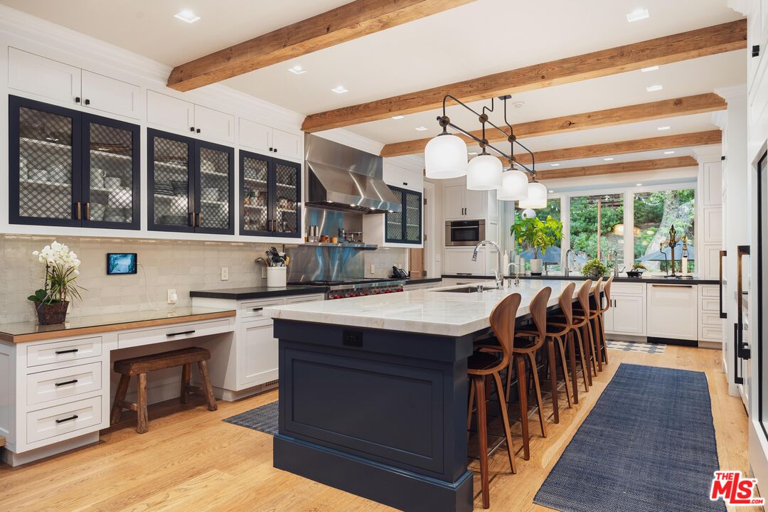 2600 Mandeville Canyon Rd