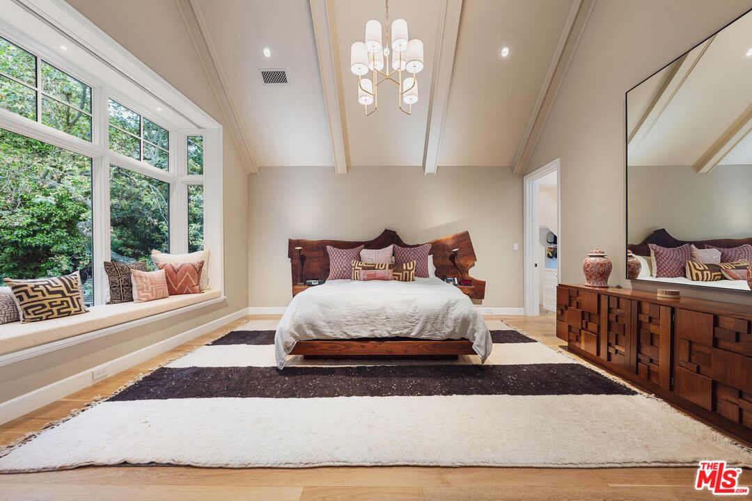 2600 Mandeville Canyon Rd