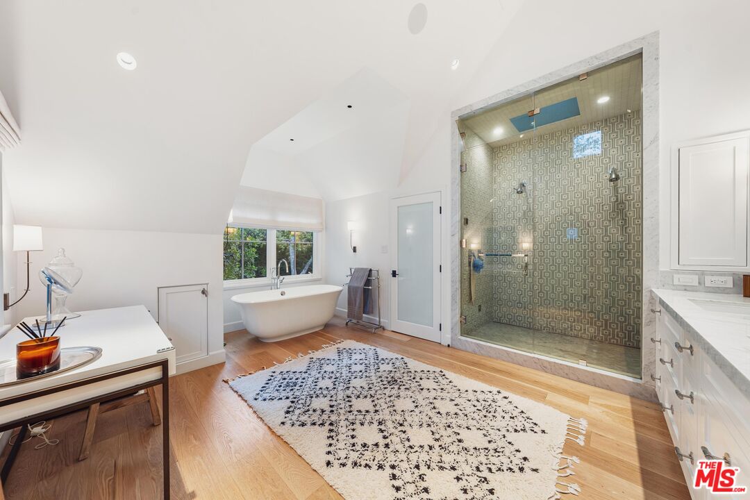 2600 Mandeville Canyon Rd