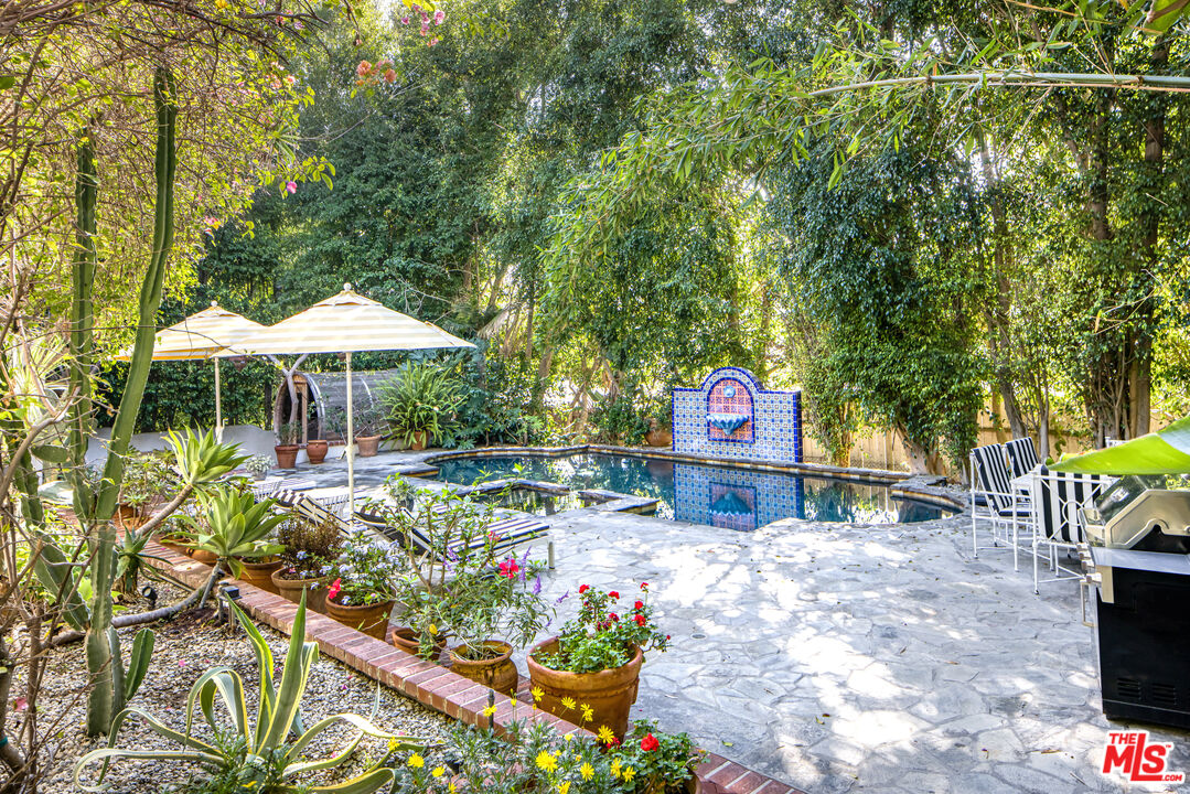 1135 Sunset Vale Ave