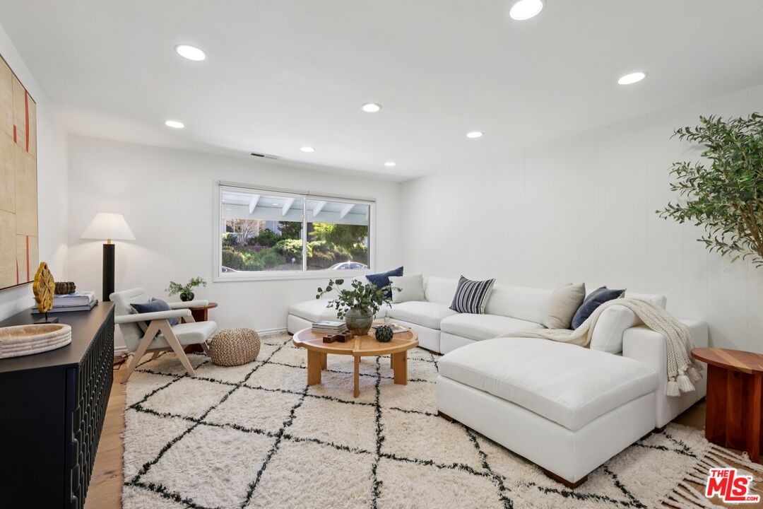 3328 Red Rose Dr