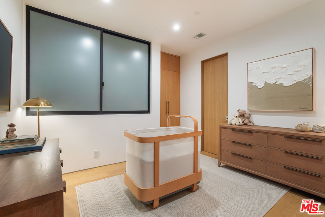 4016 The Strand