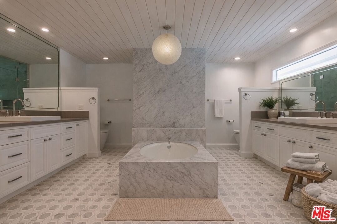 9823 Cardigan Pl