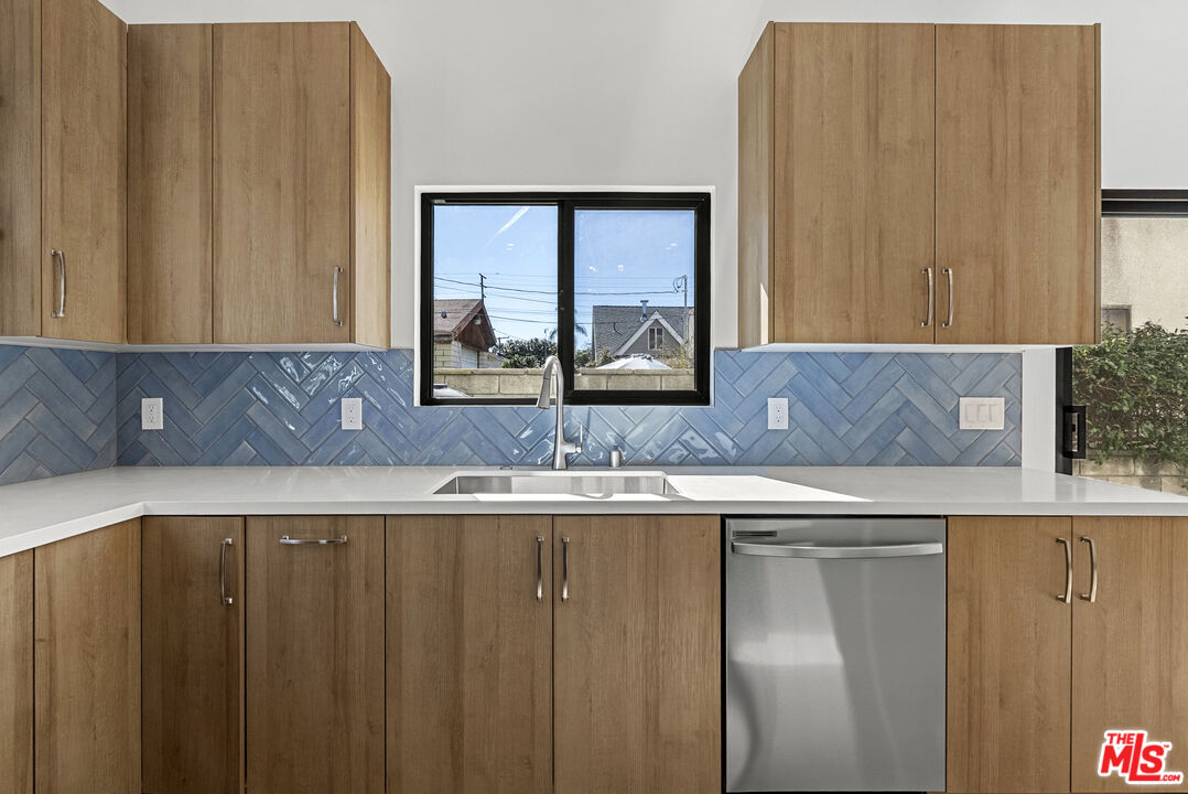 822 N Orange Grove Ave