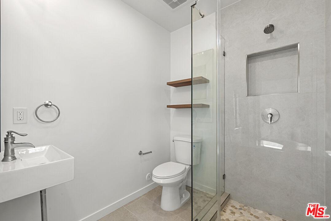 822 N Orange Grove Ave