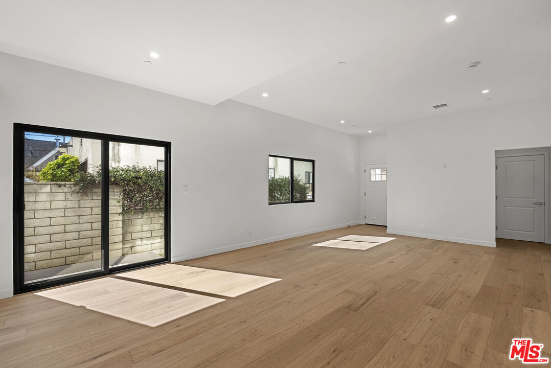 822 N Orange Grove Ave