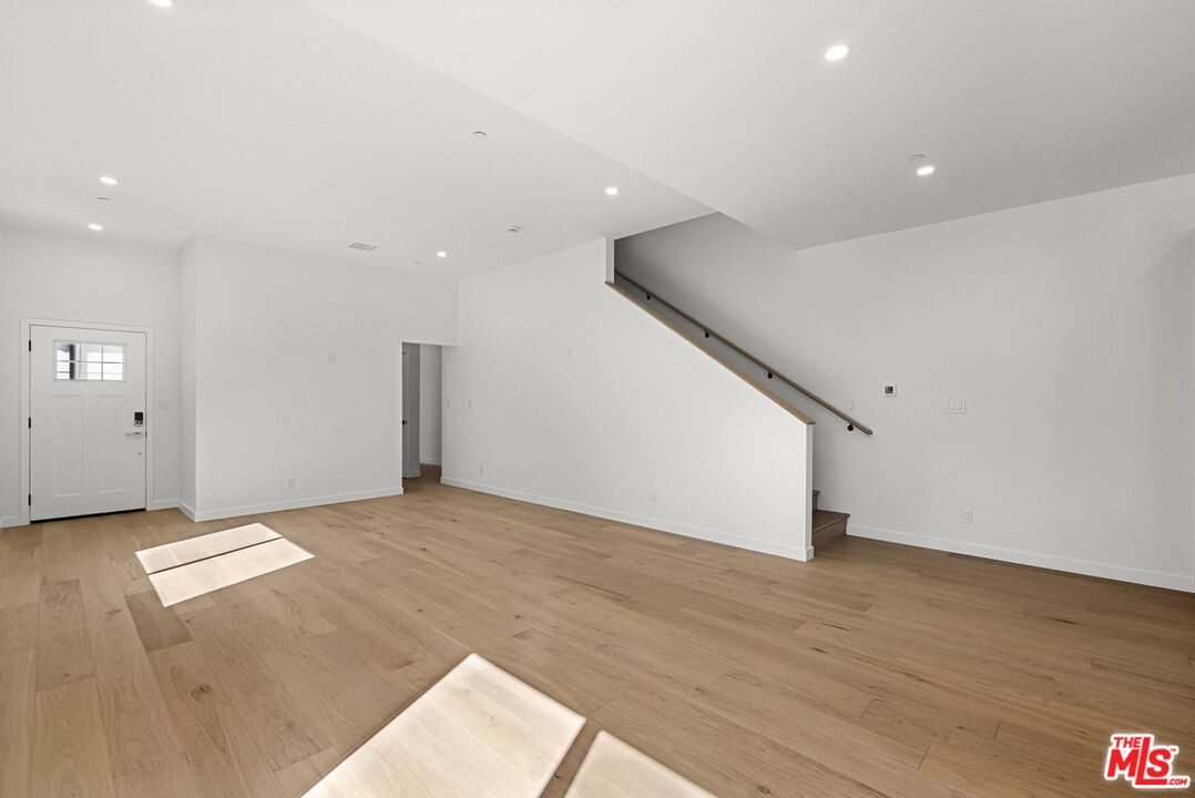 822 N Orange Grove Ave