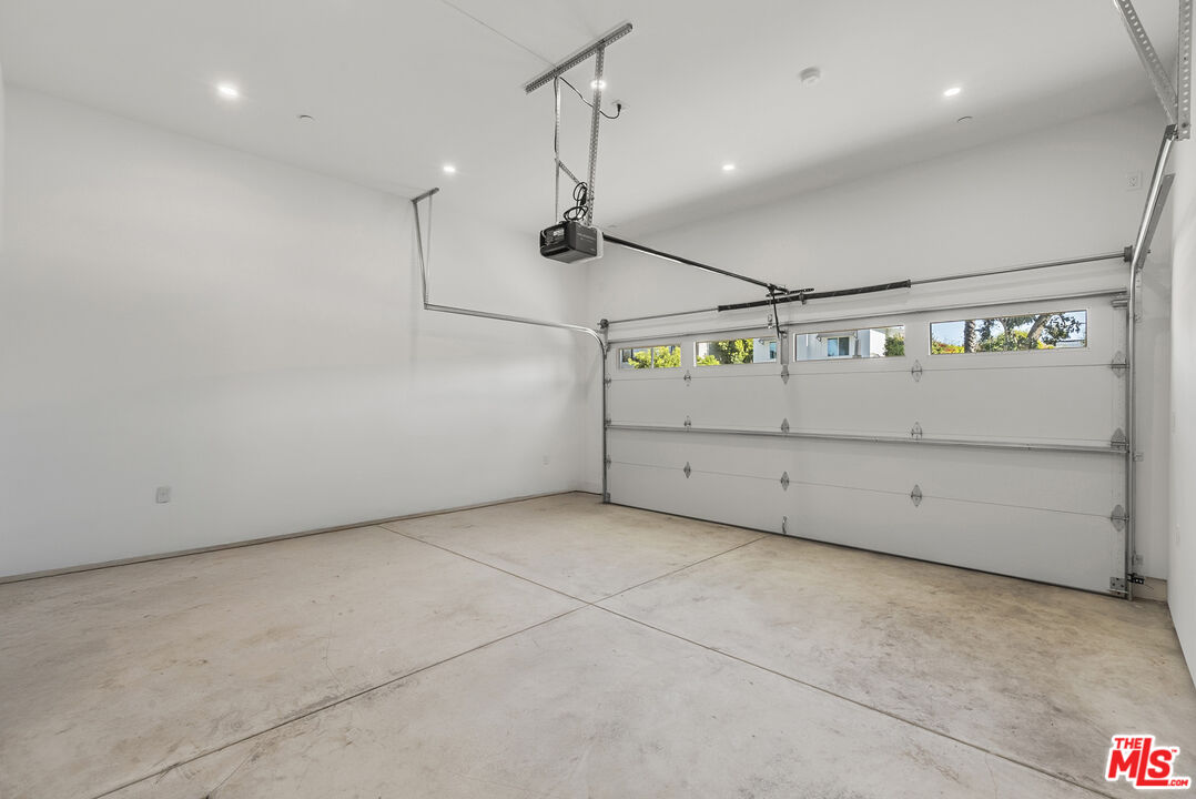 822 N Orange Grove Ave