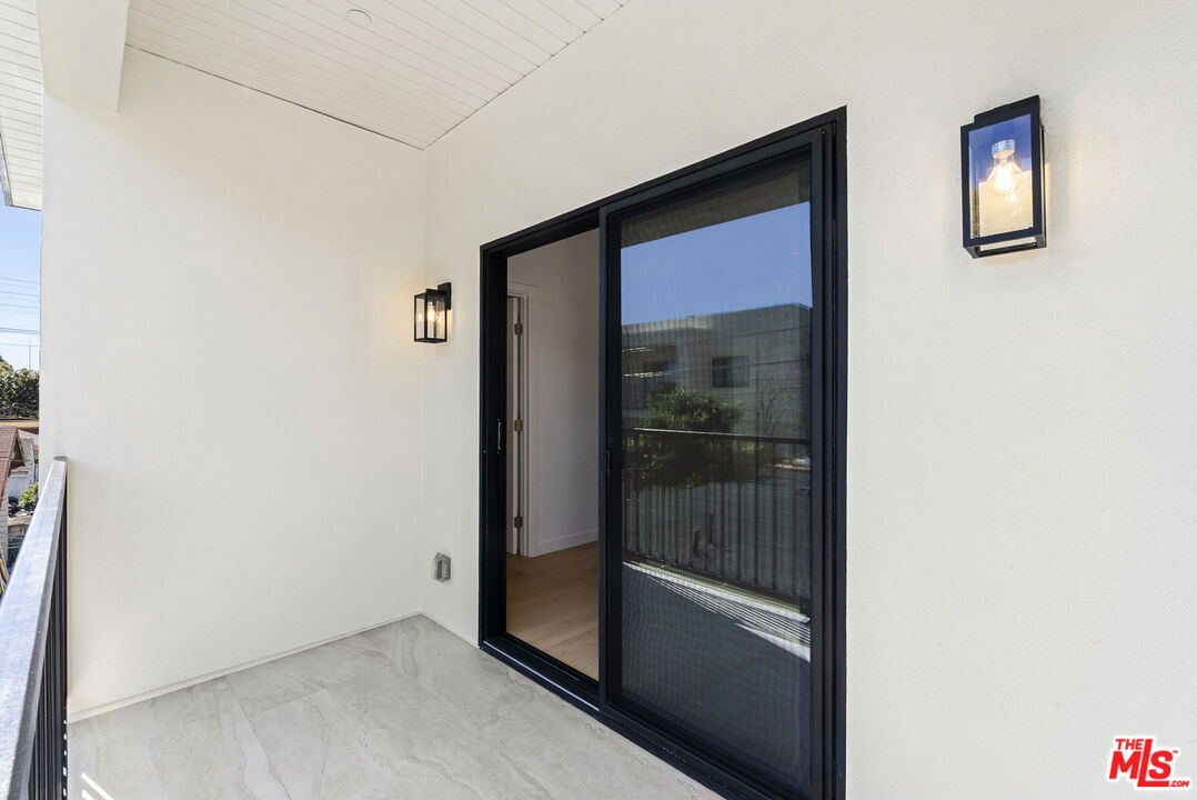 822 N Orange Grove Ave