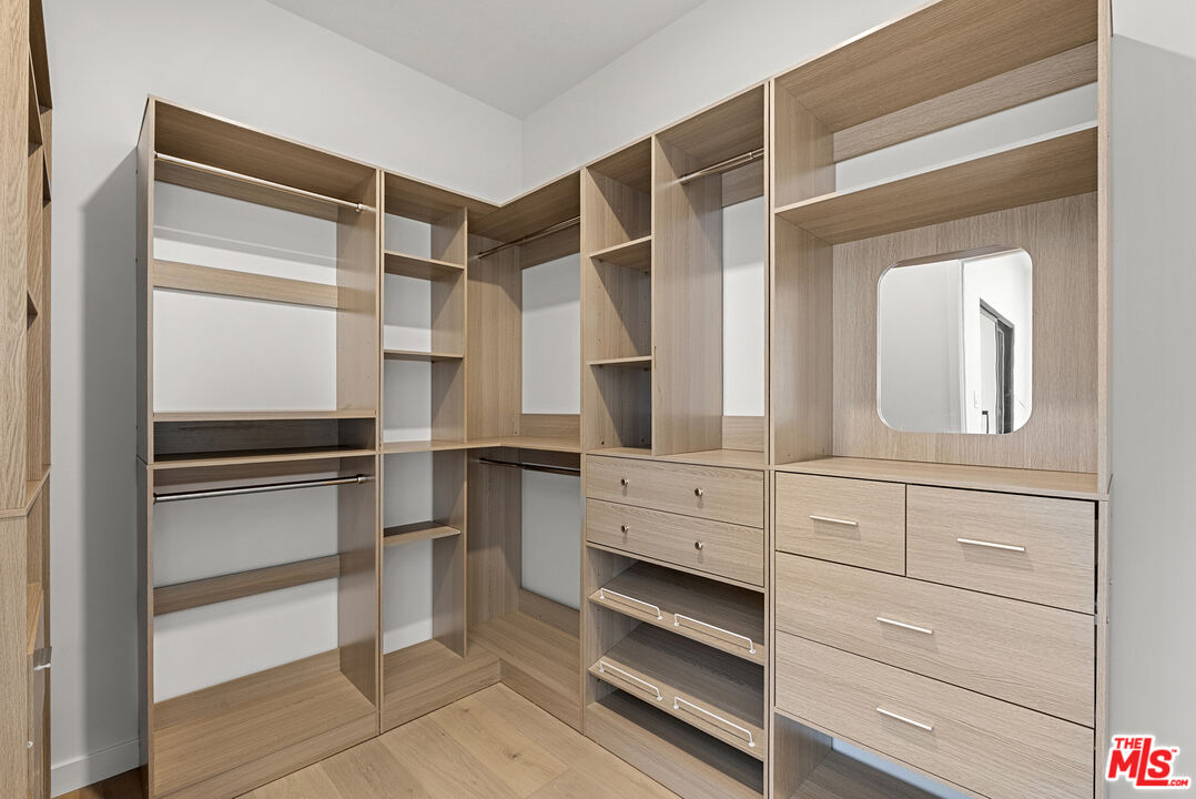 822 N Orange Grove Ave