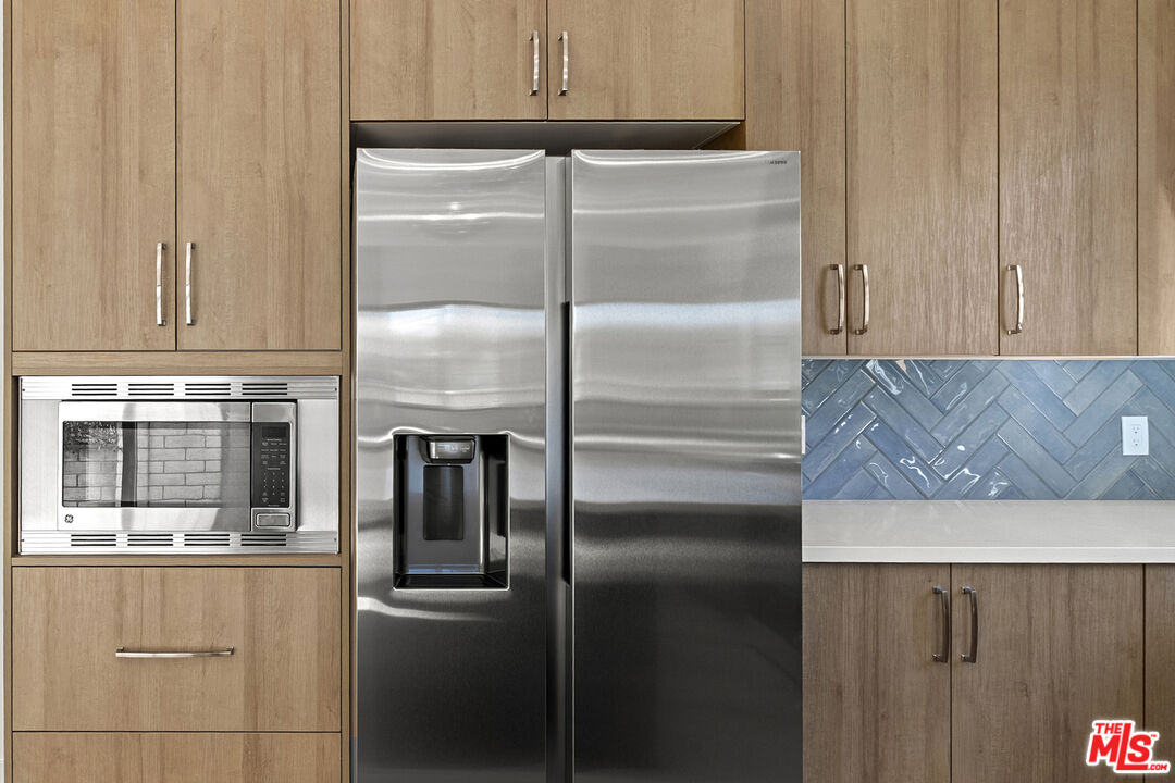 822 N Orange Grove Ave