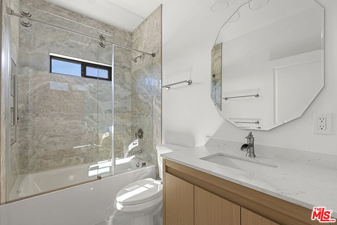 822 N Orange Grove Ave