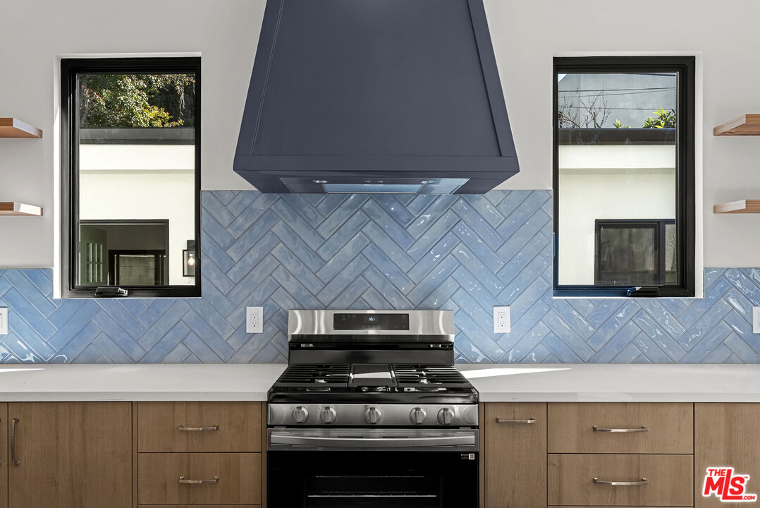 822 N Orange Grove Ave