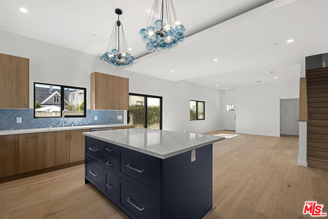 822 N Orange Grove Ave