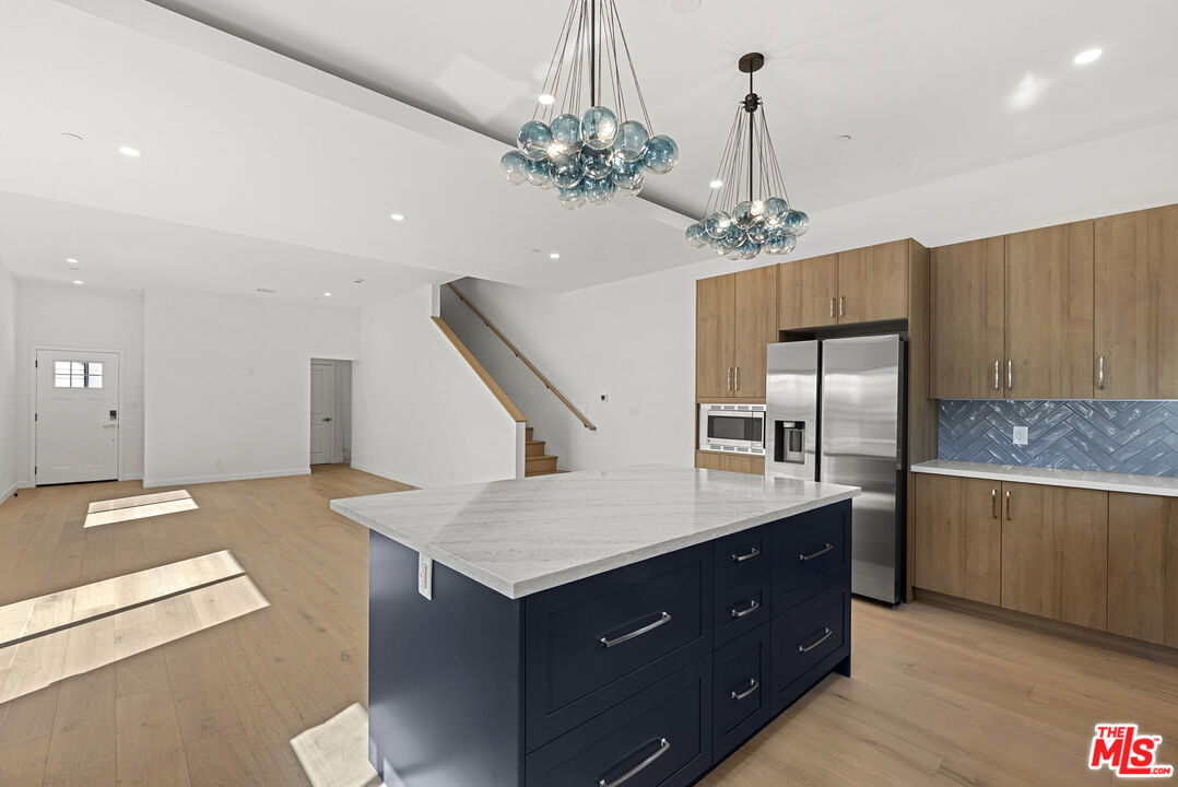 822 N Orange Grove Ave