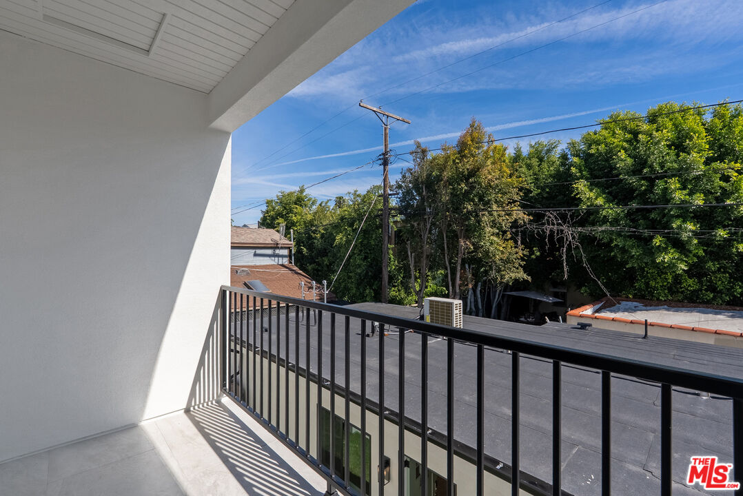 822 N Orange Grove Ave