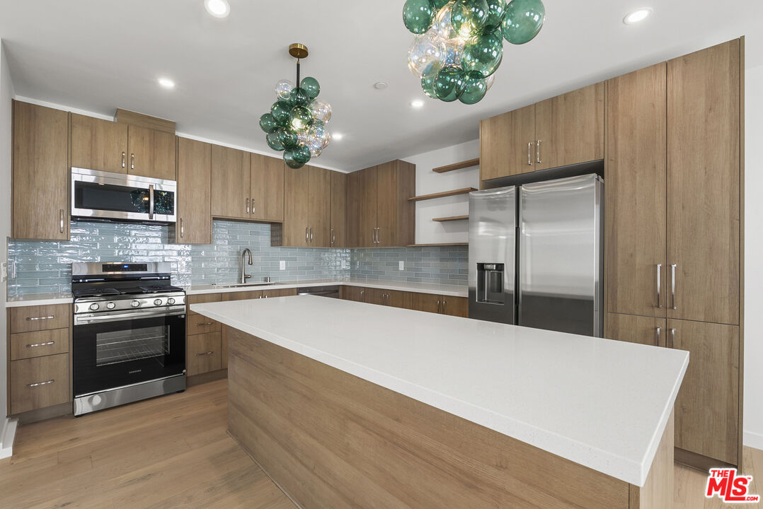 822 N Orange Grove Ave Unit: 822.5