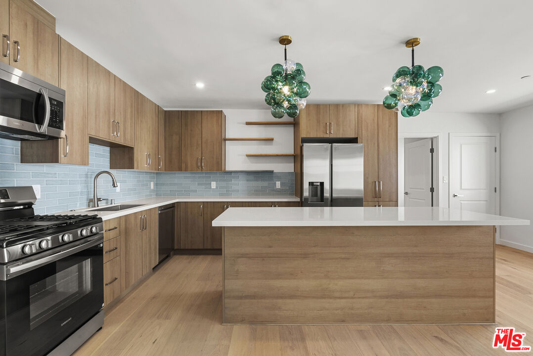 822 N Orange Grove Ave Unit: 822.5