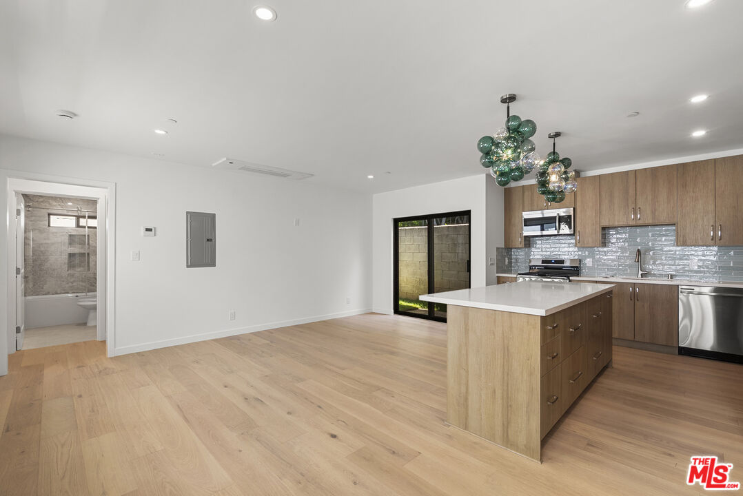 822 N Orange Grove Ave Unit: 822.5