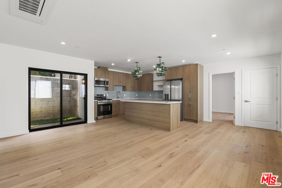 822 N Orange Grove Ave Unit: 822.5