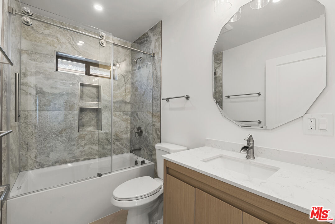 822 N Orange Grove Ave Unit: 822.5