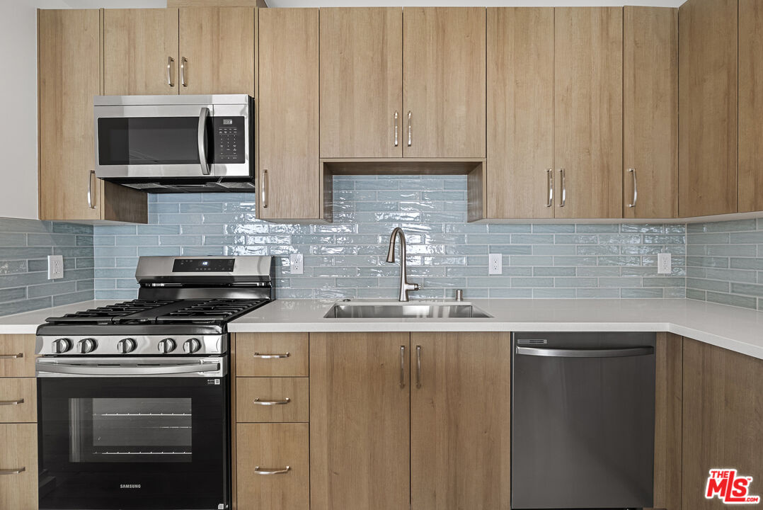 822 N Orange Grove Ave Unit: 822.5