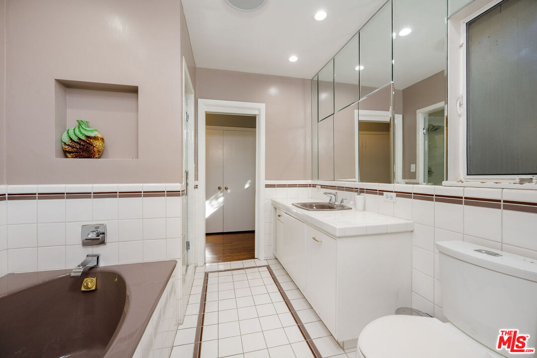 723 N Sierra Dr