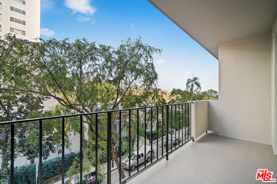 818 N Doheny Dr Unit: 401