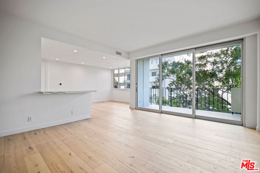 818 N Doheny Dr Unit: 401