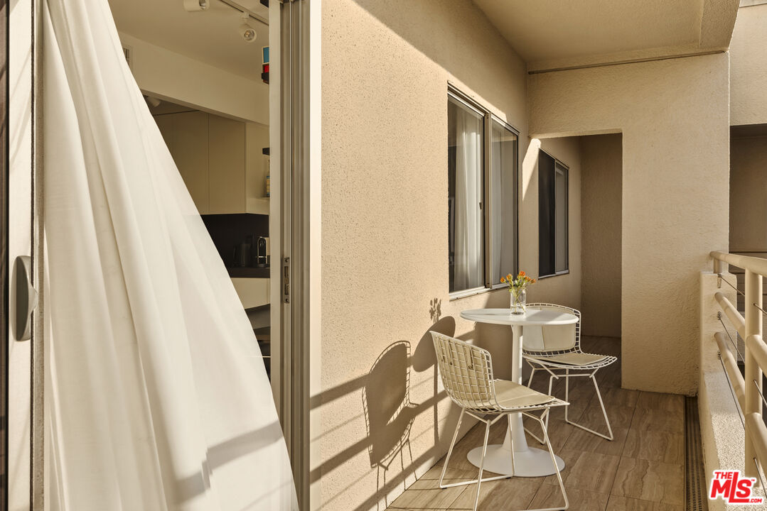 1131 Alta Loma Rd Unit: 528