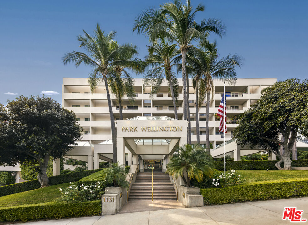 1131 Alta Loma Rd Unit: 528