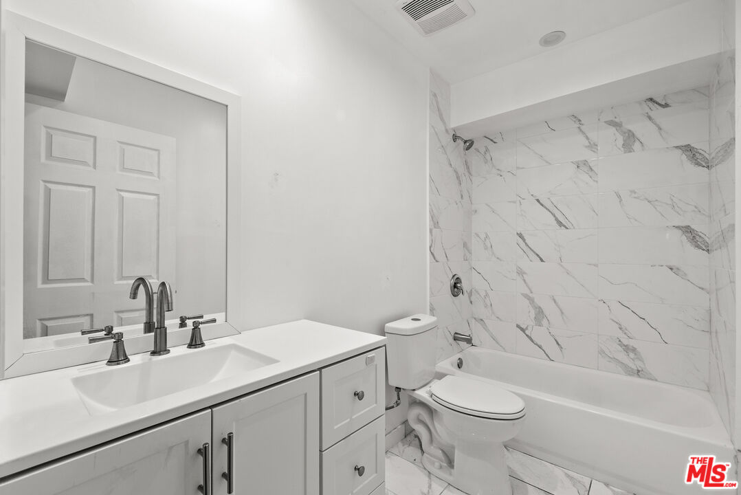 5142 Denny Ave Unit: 7