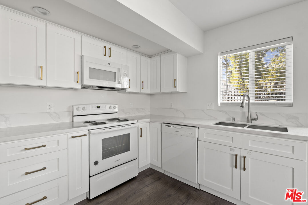 5142 Denny Ave Unit: 7