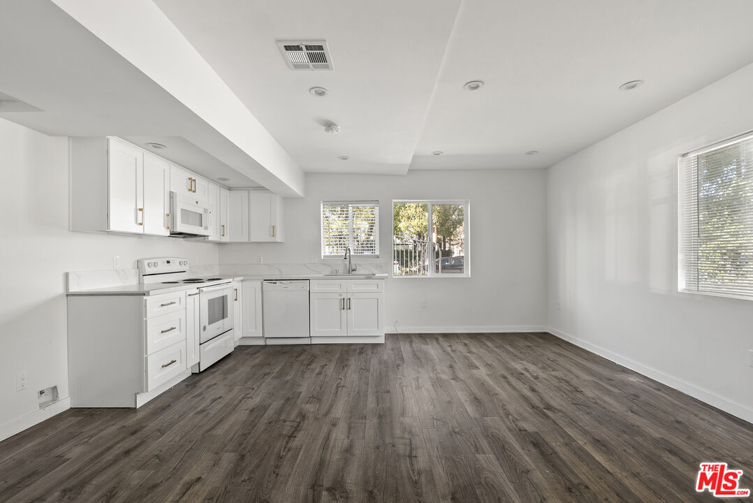 5142 Denny Ave Unit: 7