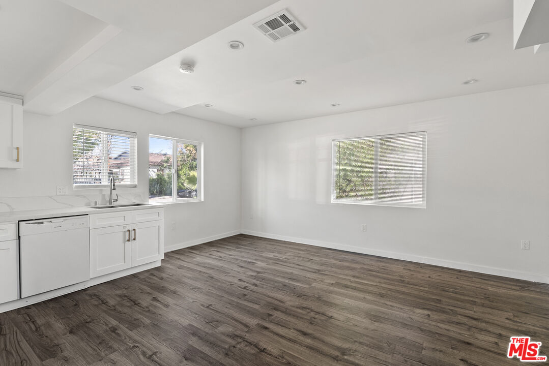 5142 Denny Ave Unit: 7