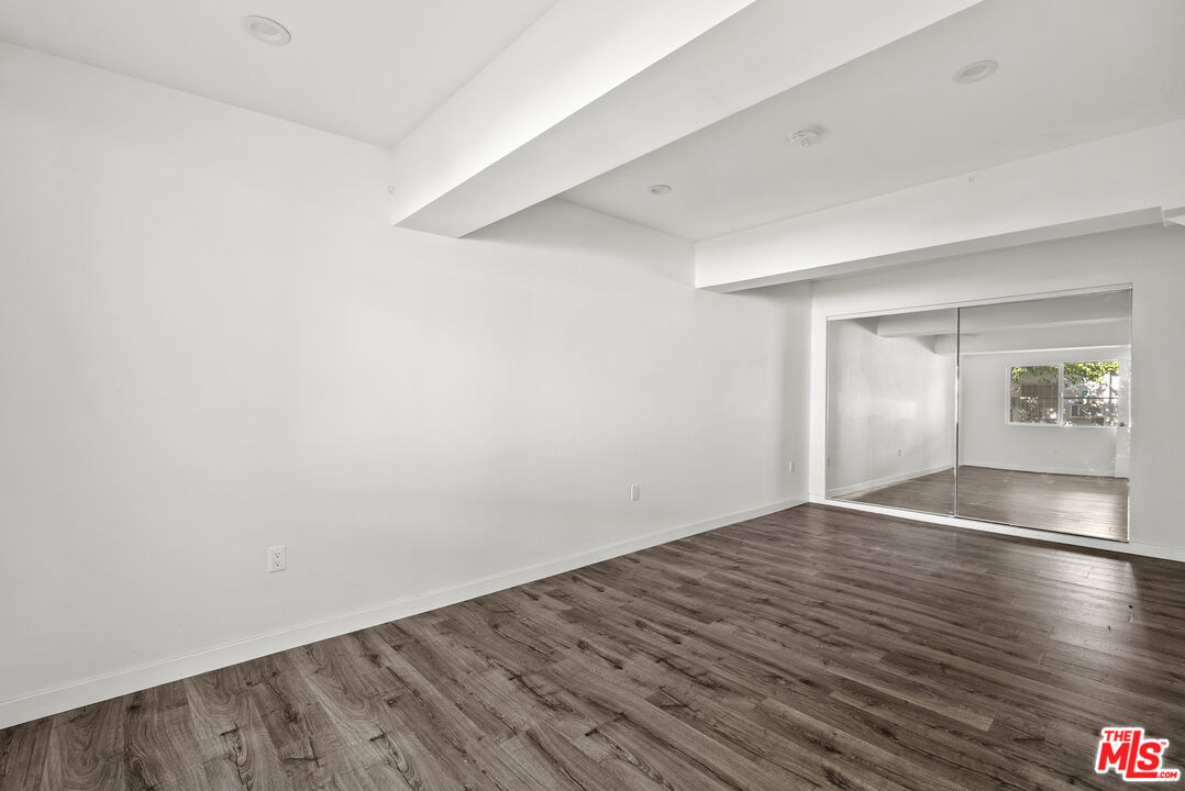 5142 Denny Ave Unit: 7