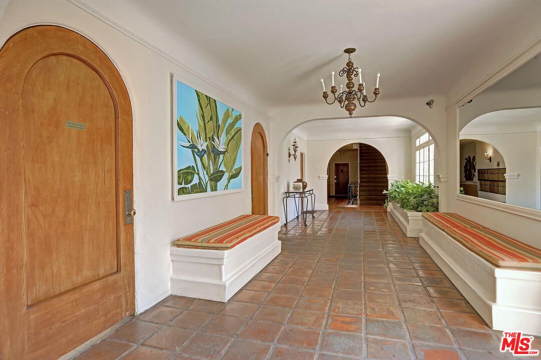 1345 N Hayworth Ave Unit: 5