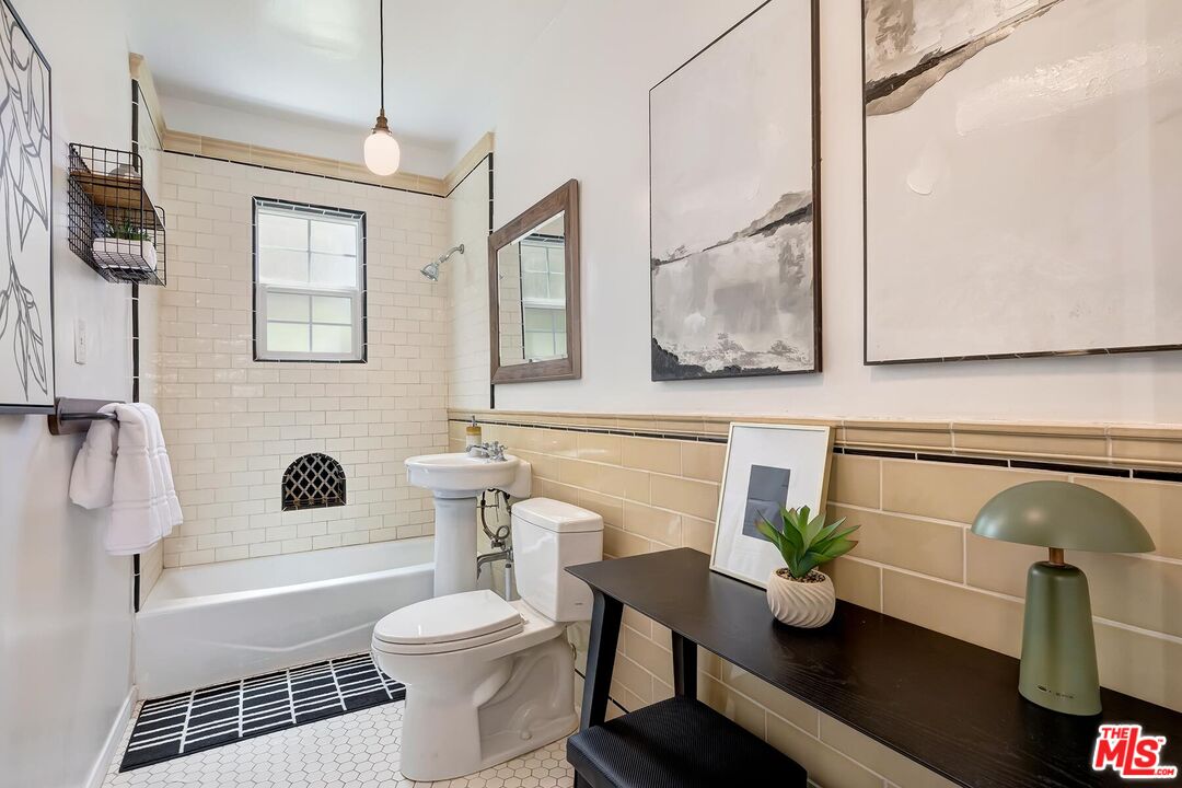 1345 N Hayworth Ave Unit: 5