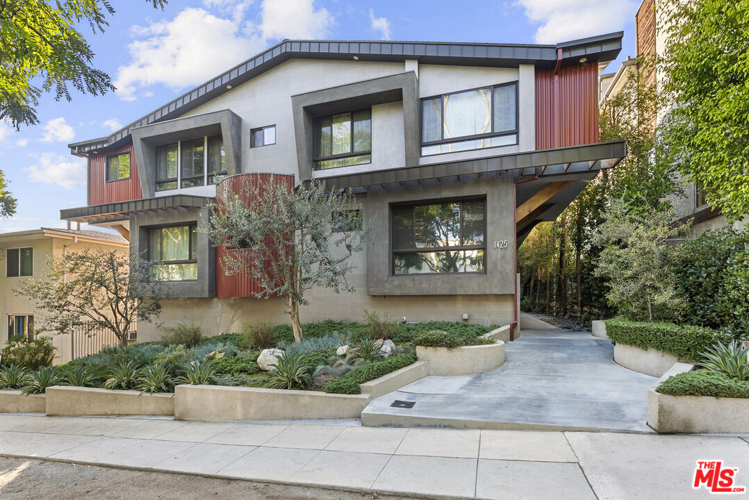 1425 N Harper Ave Unit: 2