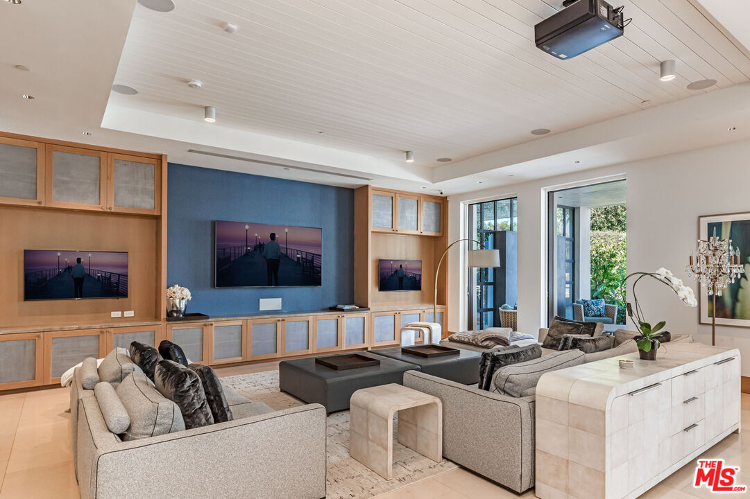 618 N Beverly Dr