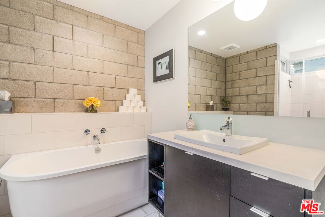 3450 Cahuenga Blvd Unit: 412
