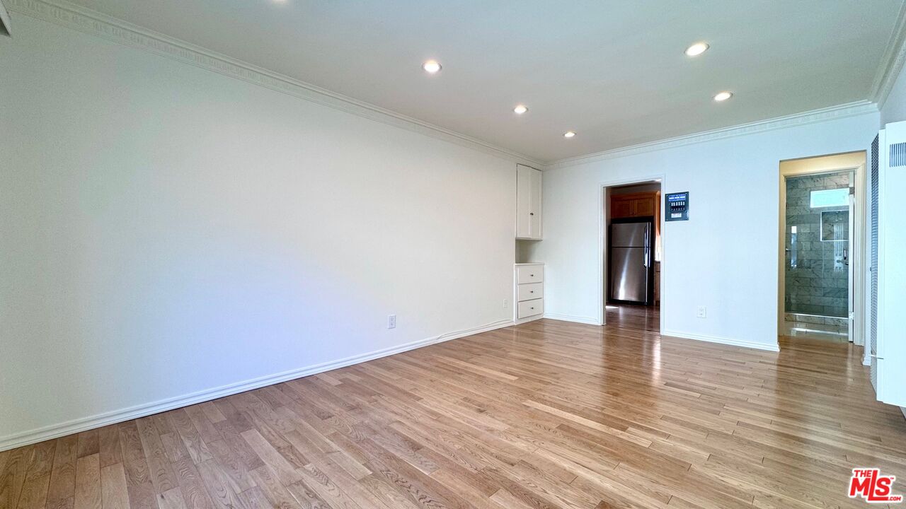 1233 N Harper Ave Unit: 9