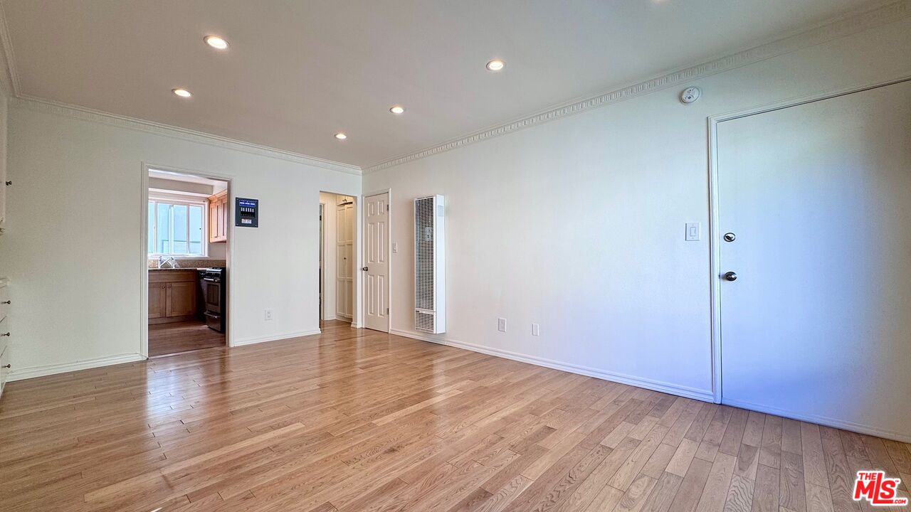 1233 N Harper Ave Unit: 9